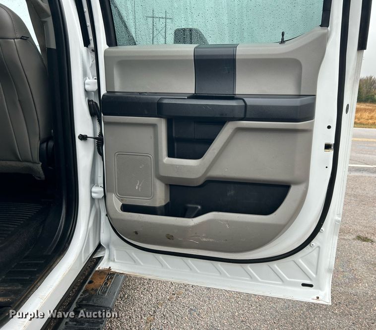 image for item DN0566 2018 Ford F450 Super Duty  Crew Cab flatbed truck