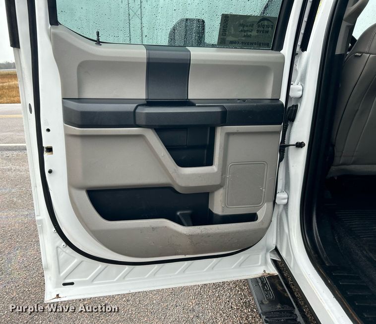 image for item DN0566 2018 Ford F450 Super Duty  Crew Cab flatbed truck