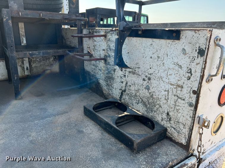 image for item DQ2197 1995 International 4700  utility / service truck