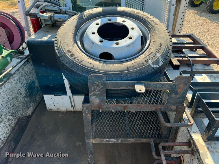 image for item DQ2197 1995 International 4700  utility / service truck