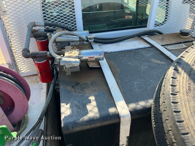 image for item DQ2197 1995 International 4700  utility / service truck