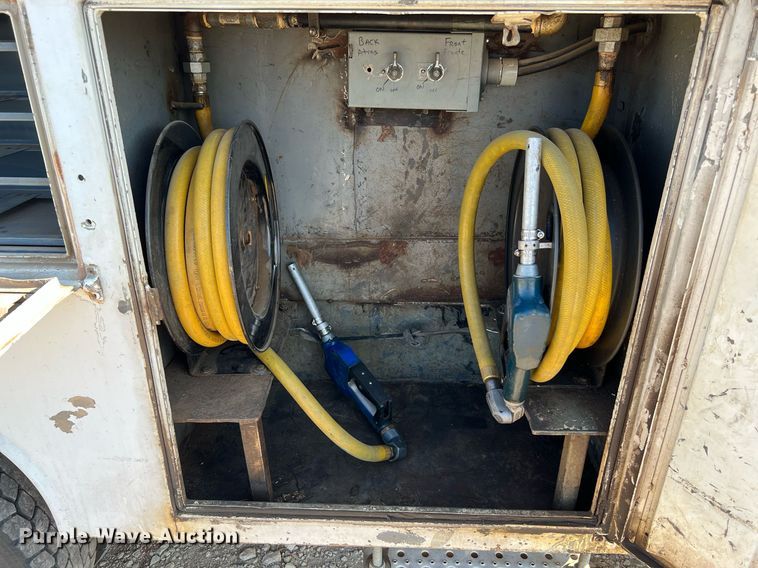 image for item DQ2197 1995 International 4700  utility / service truck