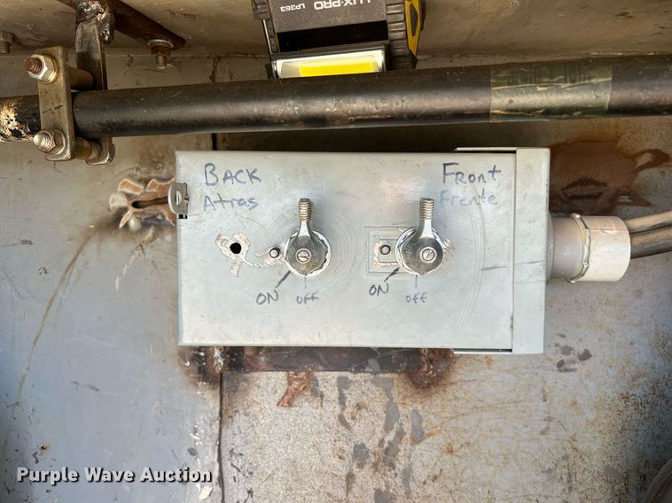 image for item DQ2197 1995 International 4700  utility / service truck