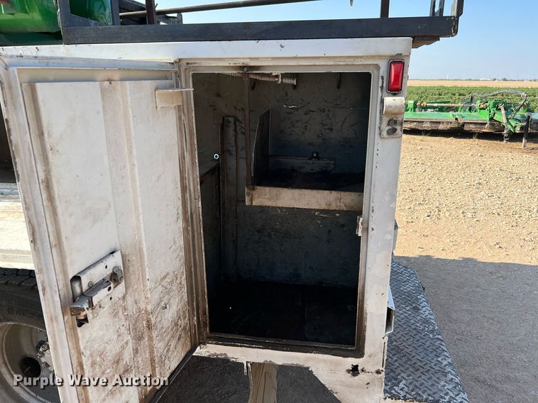 image for item DQ2197 1995 International 4700  utility / service truck