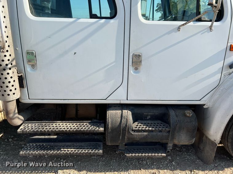 image for item DQ2197 1995 International 4700  utility / service truck