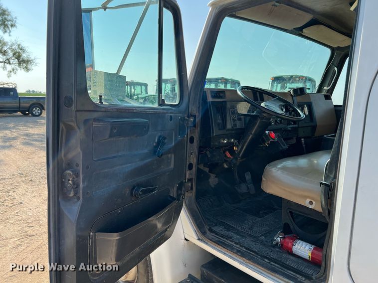 image for item DQ2197 1995 International 4700  utility / service truck