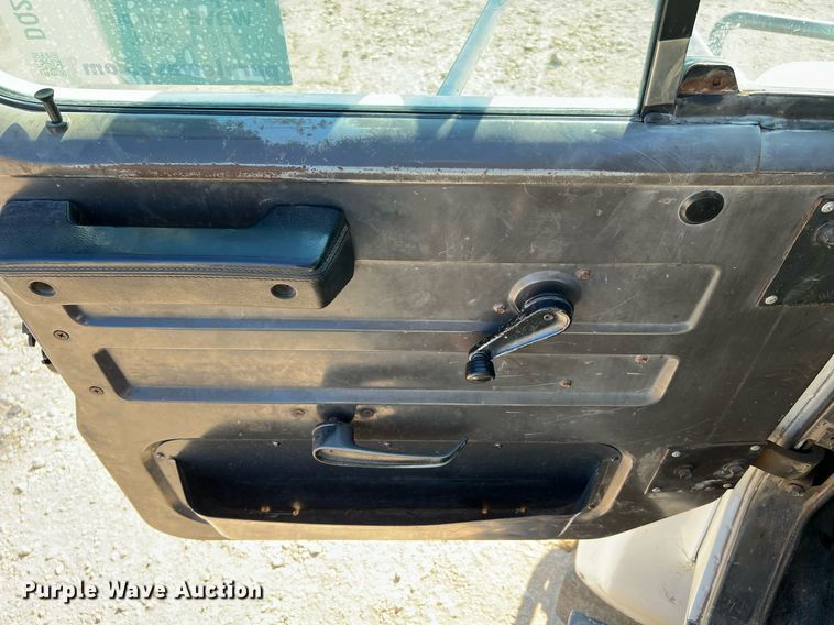 image for item DQ2197 1995 International 4700  utility / service truck