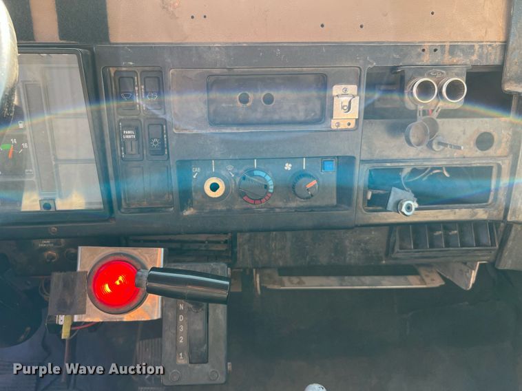 image for item DQ2197 1995 International 4700  utility / service truck