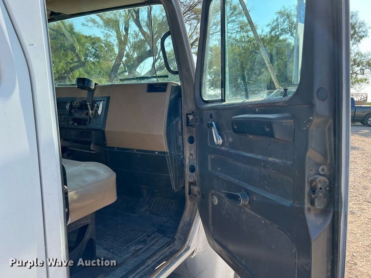 image for item DQ2197 1995 International 4700  utility / service truck