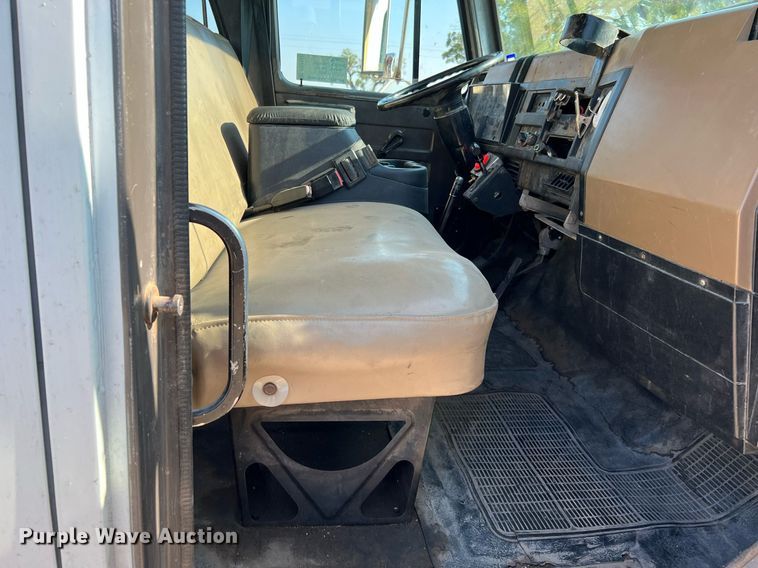 image for item DQ2197 1995 International 4700  utility / service truck