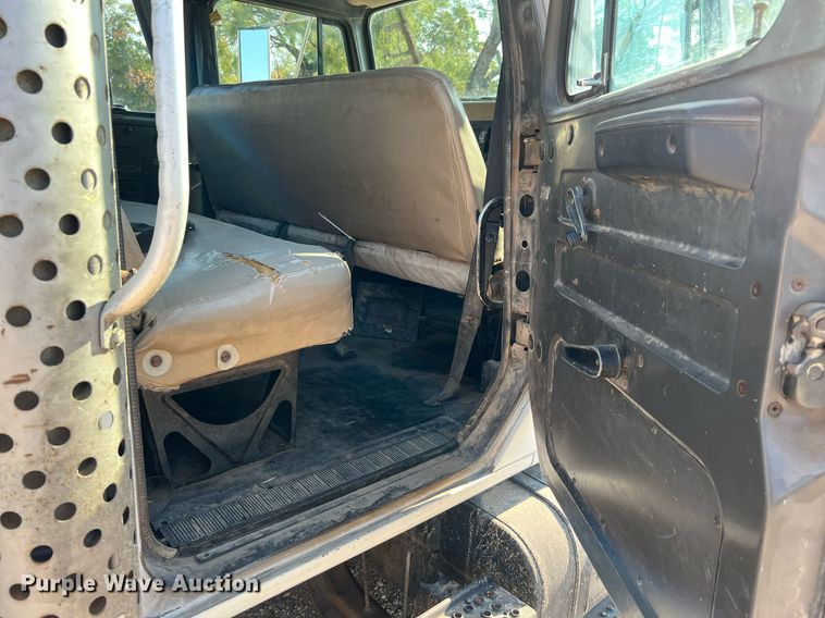 image for item DQ2197 1995 International 4700  utility / service truck