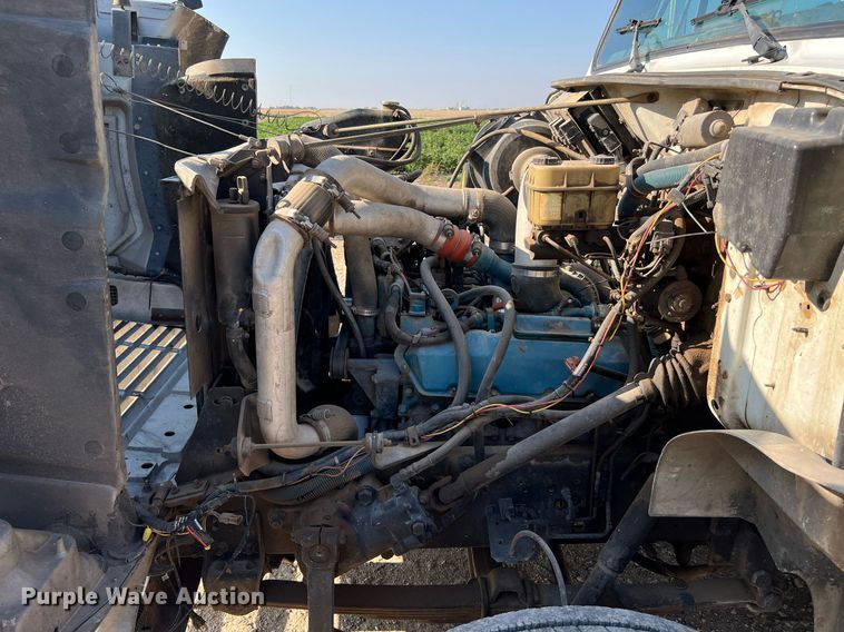 image for item DQ2197 1995 International 4700  utility / service truck