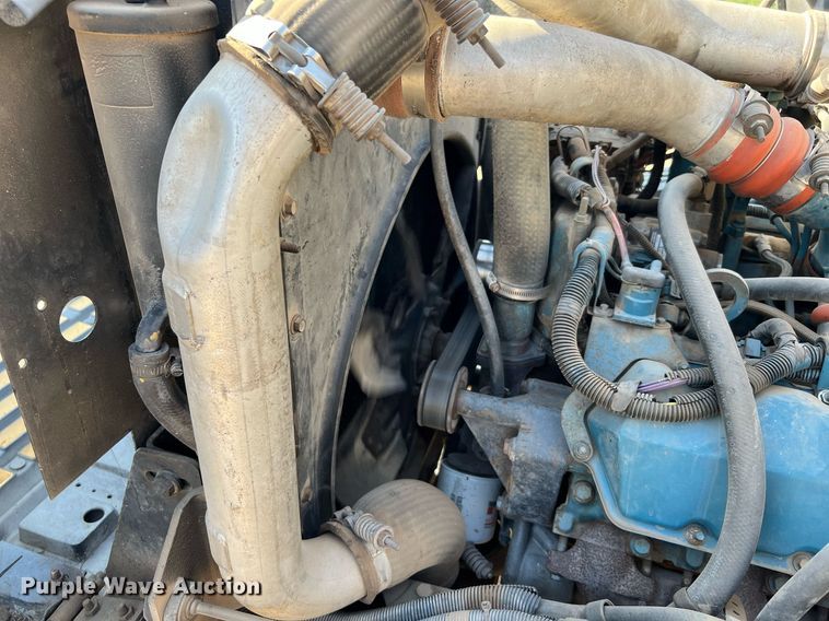 image for item DQ2197 1995 International 4700  utility / service truck