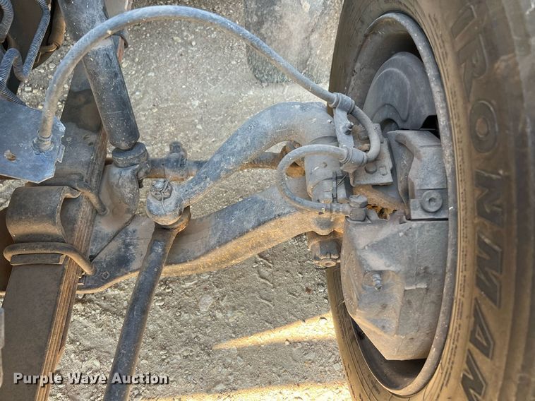 image for item DQ2197 1995 International 4700  utility / service truck