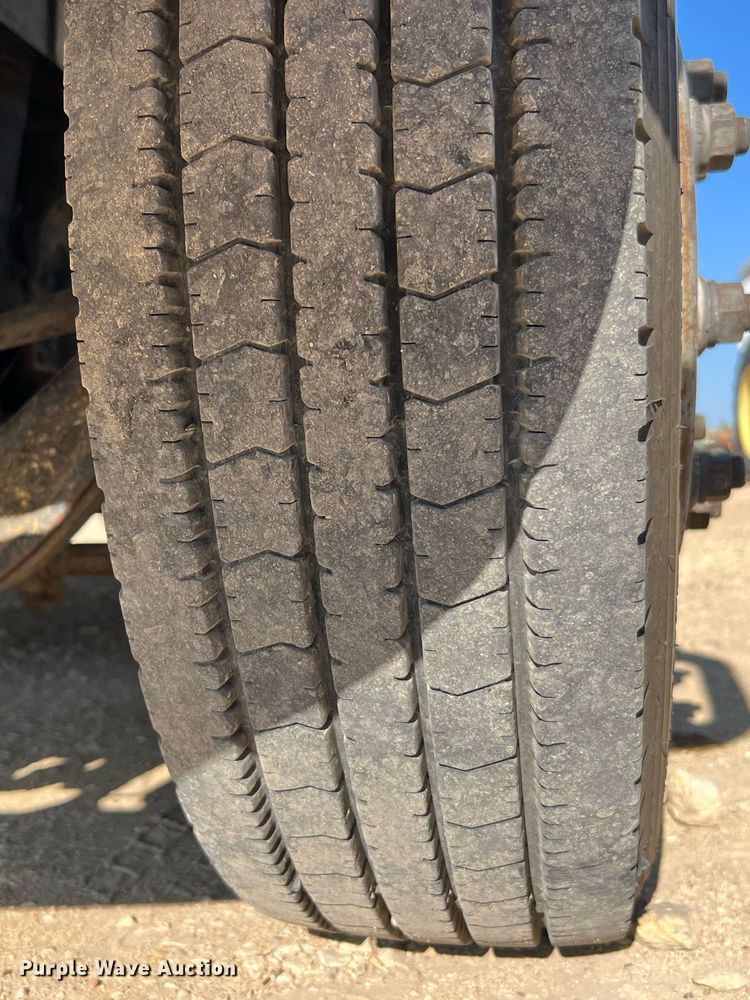 image for item DQ2197 1995 International 4700  utility / service truck