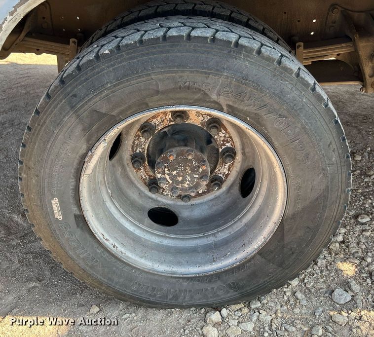 image for item DQ2197 1995 International 4700  utility / service truck