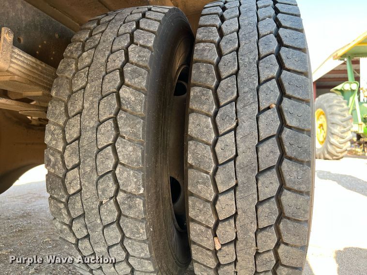 image for item DQ2197 1995 International 4700  utility / service truck