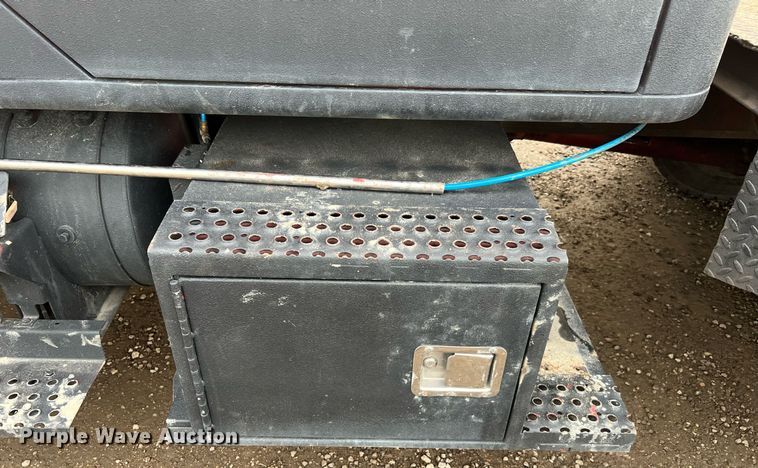 image for item DQ2314 1996 International 4900  Crew Cab flatbed truck