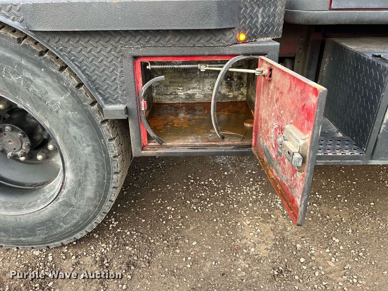 image for item DQ2314 1996 International 4900  Crew Cab flatbed truck