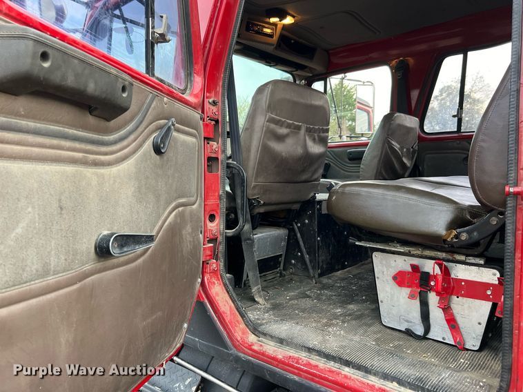 image for item DQ2314 1996 International 4900  Crew Cab flatbed truck