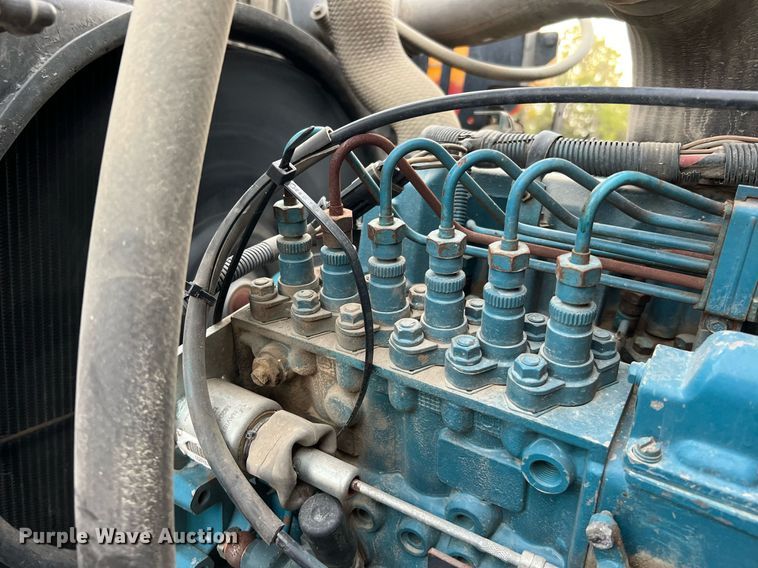 image for item DQ2314 1996 International 4900  Crew Cab flatbed truck