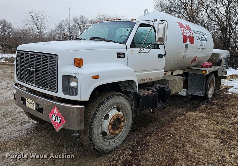 image for item DR5912 2002 Chevrolet C7500  propane delivery truck