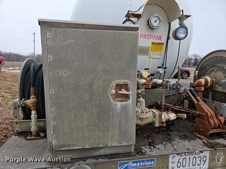 image for item DR5912 2002 Chevrolet C7500  propane delivery truck