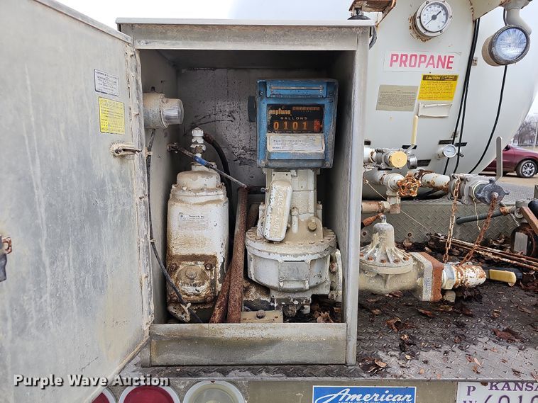 image for item DR5912 2002 Chevrolet C7500  propane delivery truck