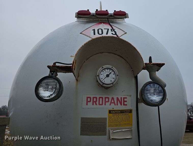 image for item DR5912 2002 Chevrolet C7500  propane delivery truck