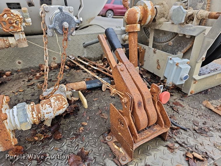 image for item DR5912 2002 Chevrolet C7500  propane delivery truck