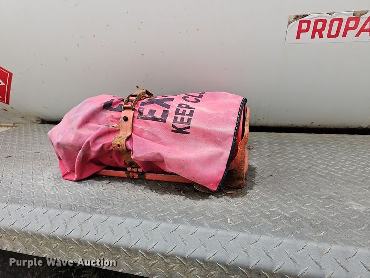 image for item DR5912 2002 Chevrolet C7500  propane delivery truck