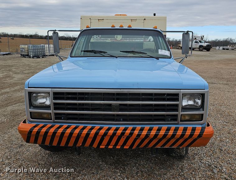 image for item DR5920 1989 Chevrolet 3500  flatbed pickup truck