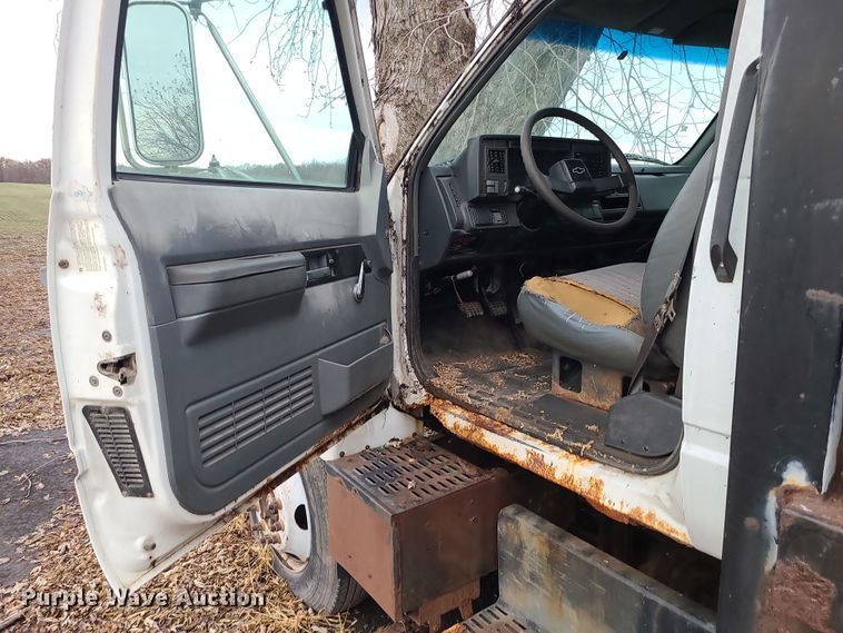 image for item DR7801 2001 Chevrolet C6500  flatbed truck