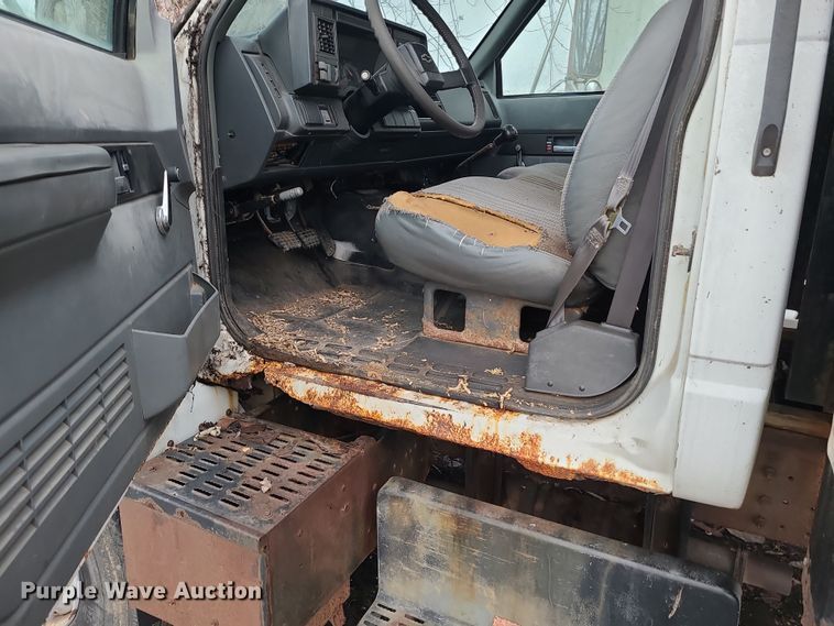 image for item DR7801 2001 Chevrolet C6500  flatbed truck