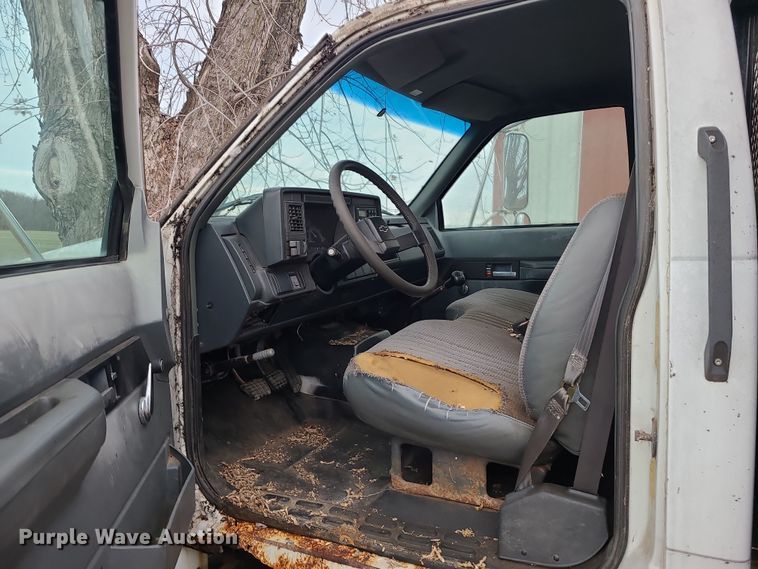 image for item DR7801 2001 Chevrolet C6500  flatbed truck