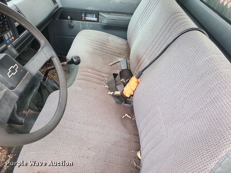 image for item DR7801 2001 Chevrolet C6500  flatbed truck