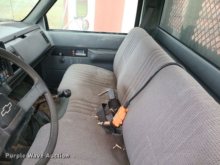 image for item DR7801 2001 Chevrolet C6500  flatbed truck