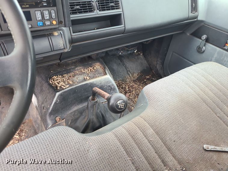 image for item DR7801 2001 Chevrolet C6500  flatbed truck