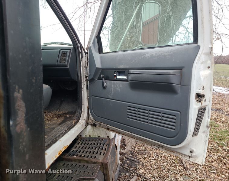 image for item DR7801 2001 Chevrolet C6500  flatbed truck