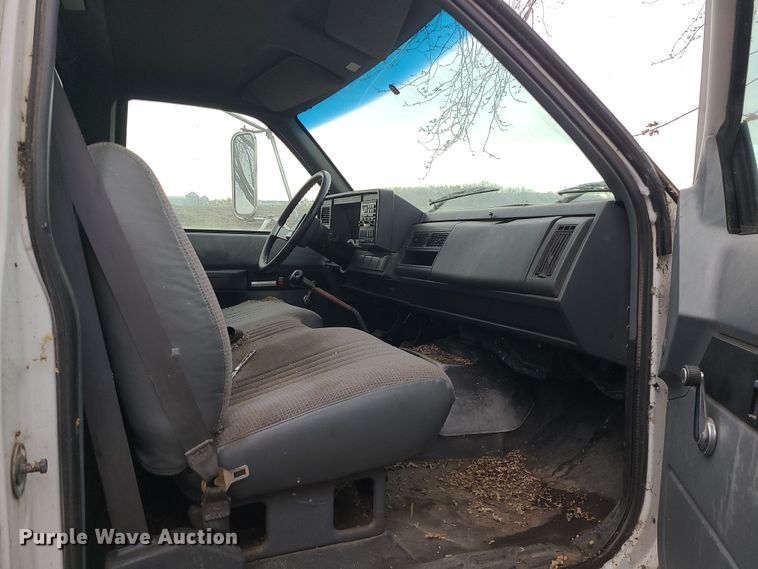 image for item DR7801 2001 Chevrolet C6500  flatbed truck