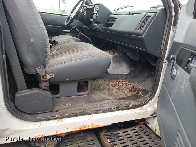 image for item DR7801 2001 Chevrolet C6500  flatbed truck