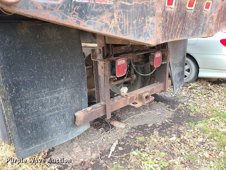 image for item DR7801 2001 Chevrolet C6500  flatbed truck