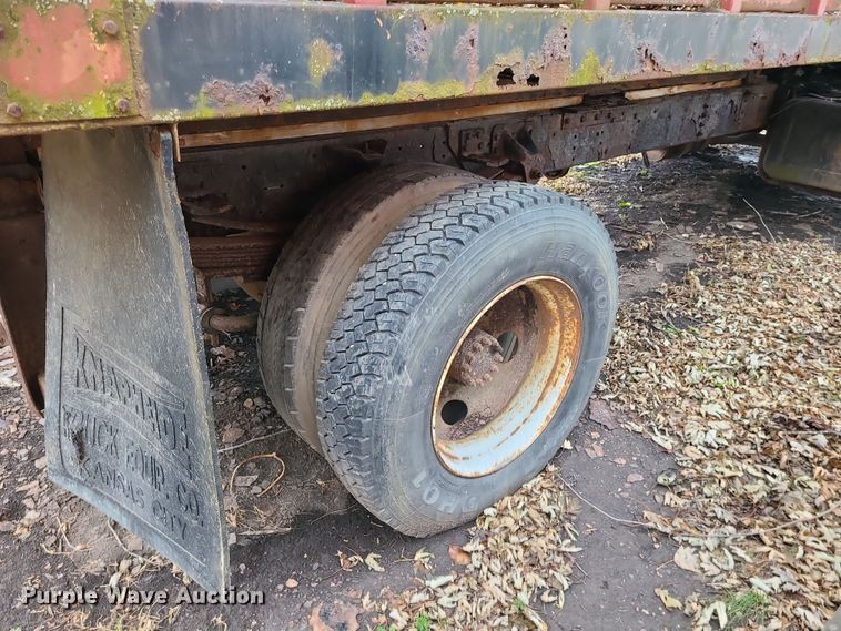 image for item DR7801 2001 Chevrolet C6500  flatbed truck