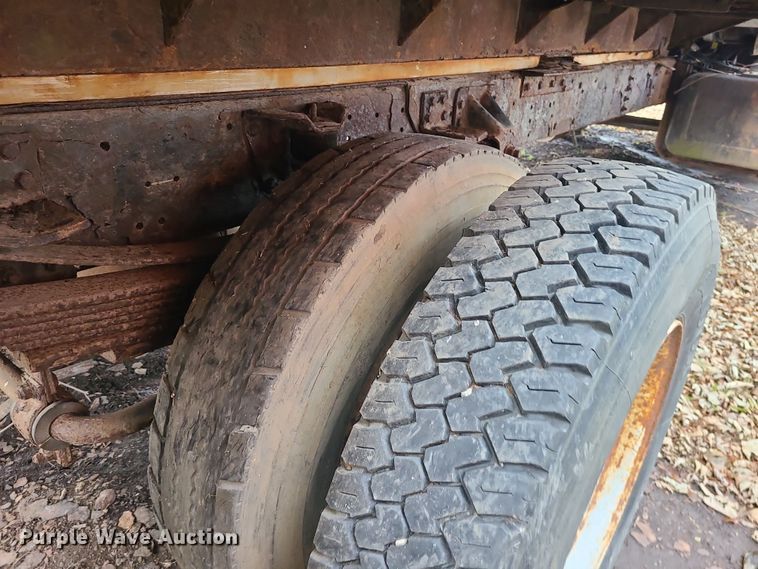 image for item DR7801 2001 Chevrolet C6500  flatbed truck