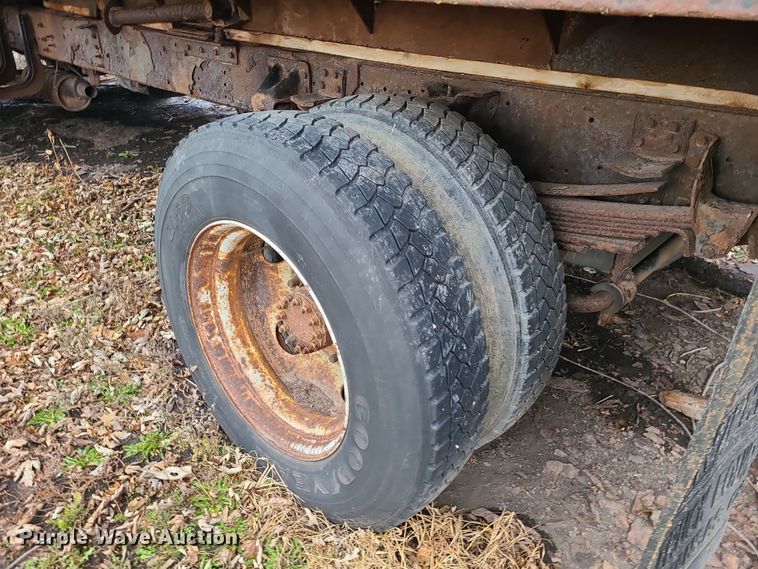 image for item DR7801 2001 Chevrolet C6500  flatbed truck