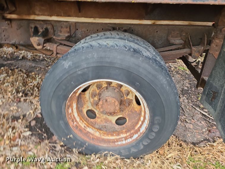 image for item DR7801 2001 Chevrolet C6500  flatbed truck