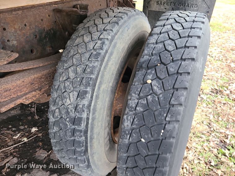 image for item DR7801 2001 Chevrolet C6500  flatbed truck