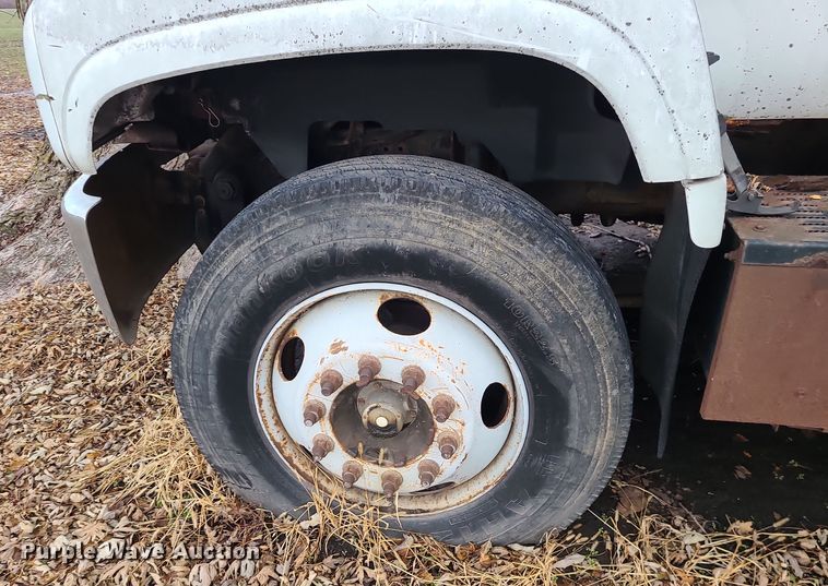 image for item DR7801 2001 Chevrolet C6500  flatbed truck