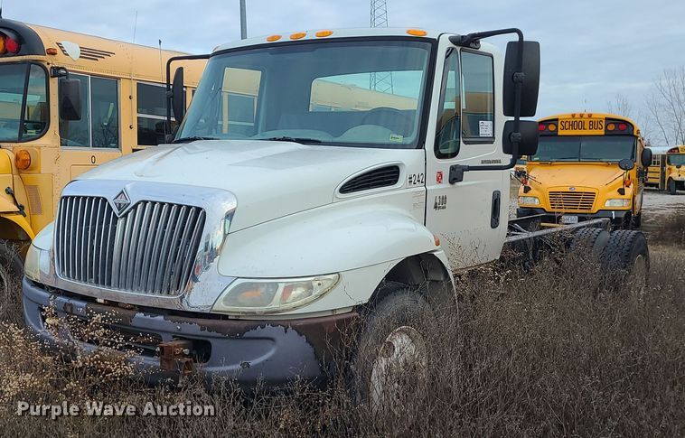 image for item DR7802 2006 International 4300  truck cab and chassis