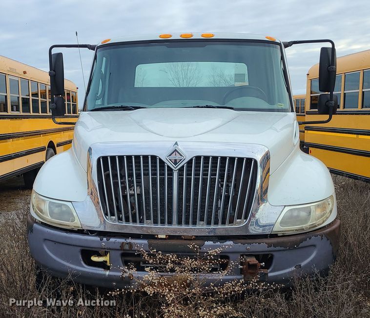 image for item DR7802 2006 International 4300  truck cab and chassis